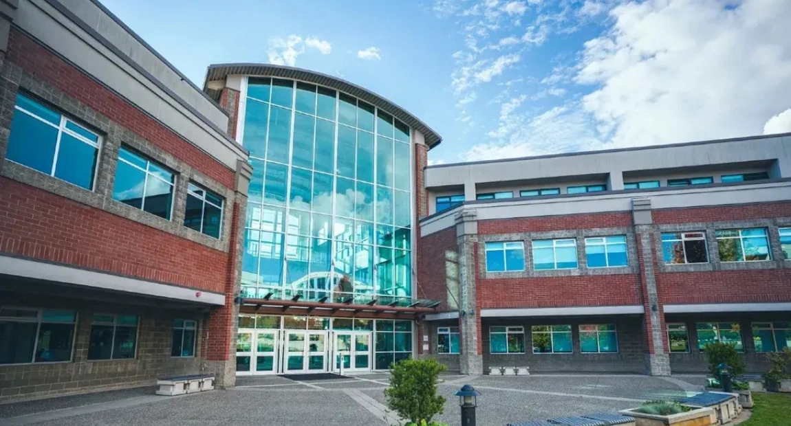 Douglas University Entrance Scholarship | Application Guide & Qualifications